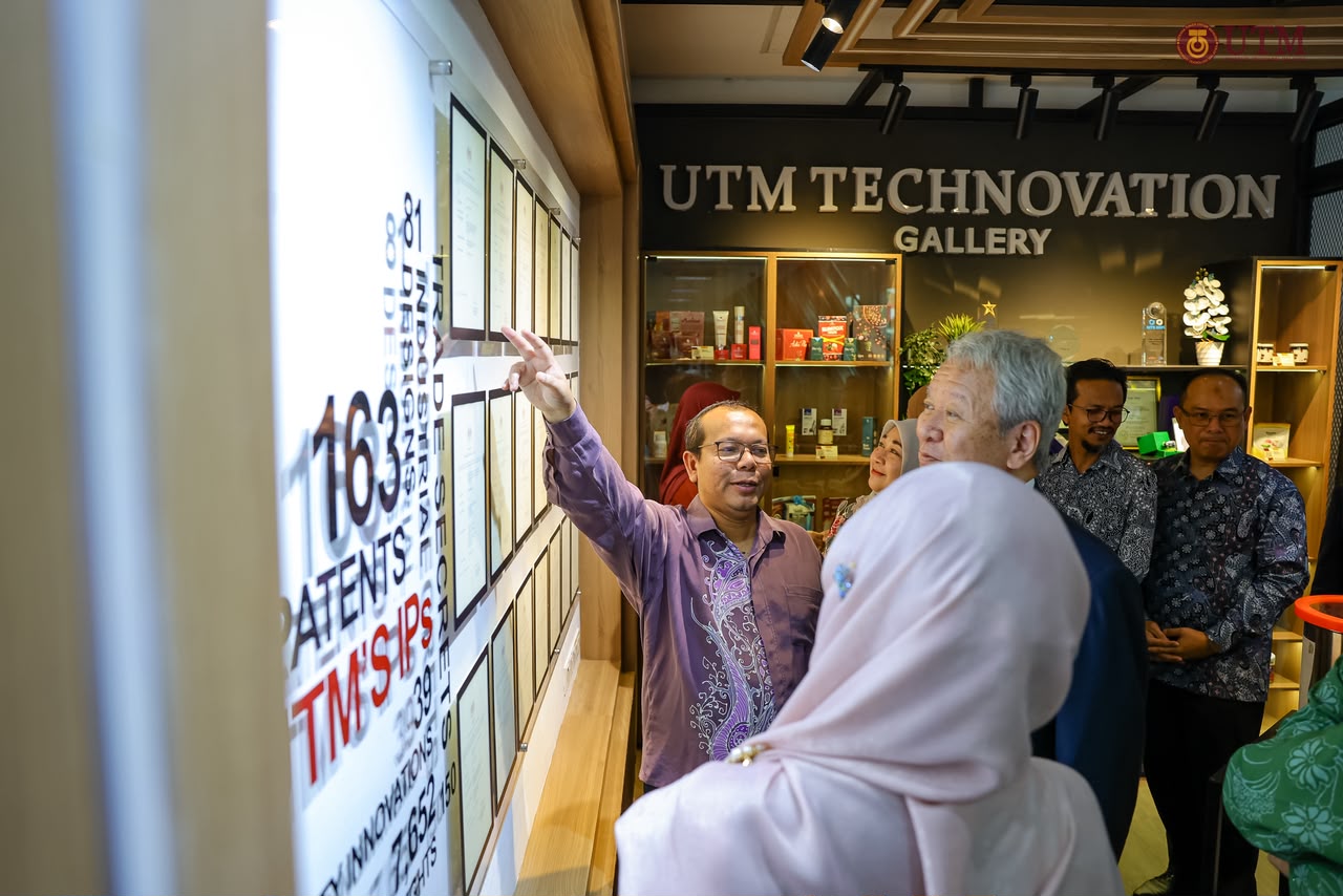 Penerangan paparan harta intelek di UTM Technovation Gallery