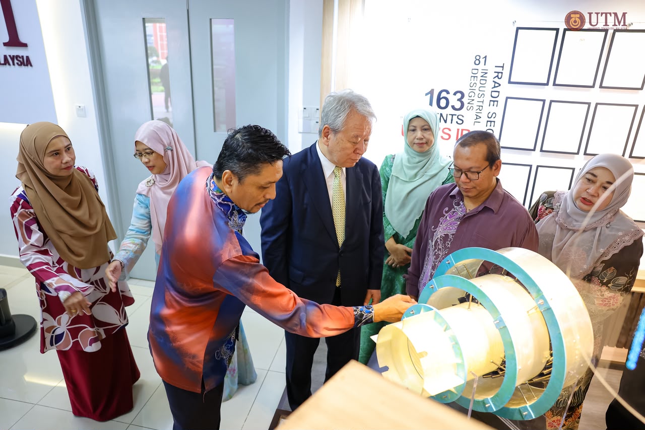 Demonstrasi prototaip kepada pengunjung galeri