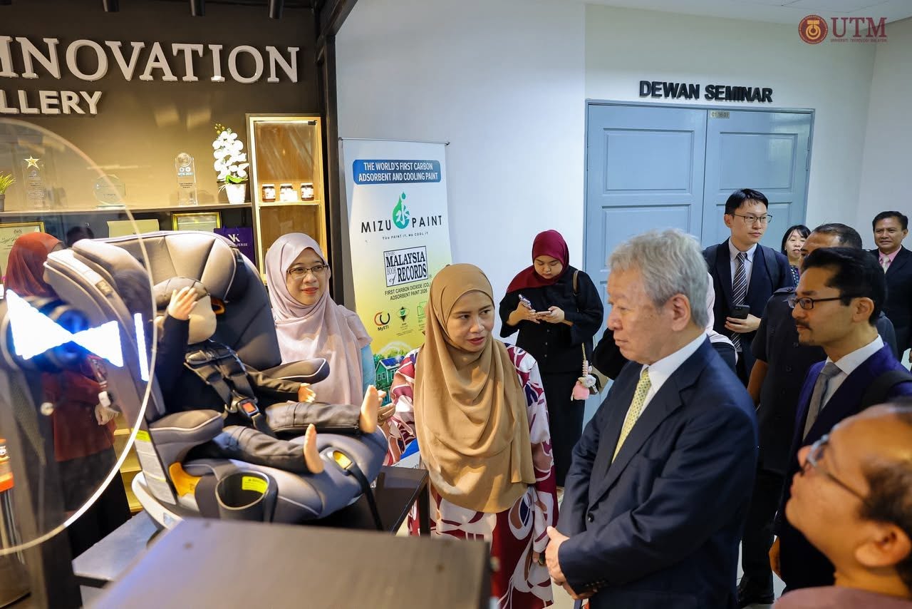 Penerangan produk kepada pengunjung di galeri inovasi UTM.